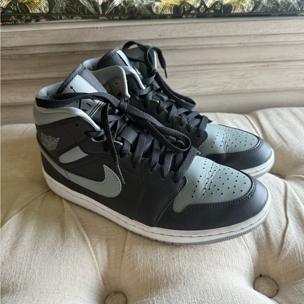 Jordan 1 mid women’s shadow